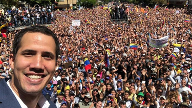 El presidente encargado Juan Guaidó se hizo un selfie durante su discurso este 12 de febrero.&nbsp;