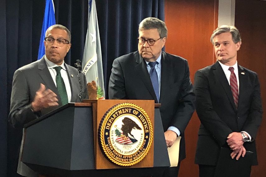 El jefe de polic&iacute;a de Detroit James Craig, izquierda, habla mientras el secretario de Justicia de Estados Unidos William Barr y el director del FBI Christopher Way escuchan durante el anuncio de una nueva iniciativa nacional para reducir el crimen, el mi&eacute;rcoles 18 de diciembre de 2019 en Detroit.&nbsp;