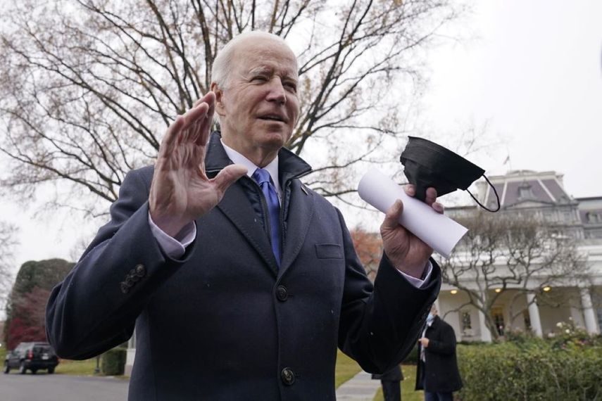 El presidente Joe Biden, se retira la mascarilla para conversar con medios de comunicación.