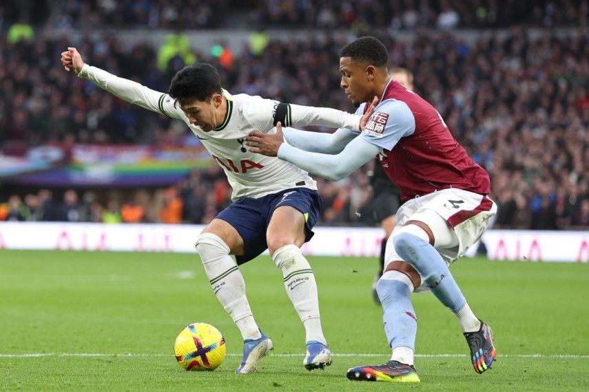 El surcoreano Son Heung-Min pelea por el balón con el británico Ezri Konza en el duelo del Tottenham contra el Aston Villa