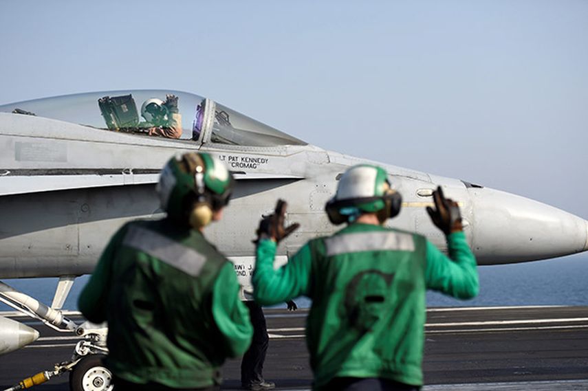Un avión F/A-18 de la Marina estadounidense despega del portaaviones USS George H.W. Bush en el Golfo Pérsico para dar apoyo a los kurdos en Irak. (Foto EFE)