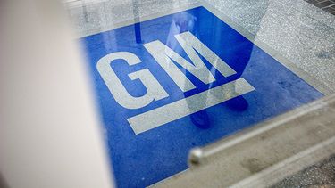 El logotipo de General Motors decora un centro de tecnología informática en Roswell, Georgia. (AP)