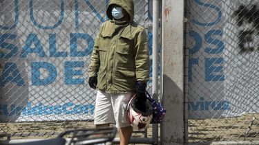 Un hombre espera información sobre un familiar ingresado con COVID-19 fuera de un hospital de campaña instalado en el Parque Industrial de la Ciudad de Guatemala, el 1 de septiembre de 2021.&nbsp;