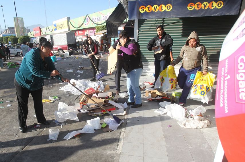 Una turba heterogénea y amorfa terminaba de extraer de los locales comerciales los pocos productos que todavía quedaban ante la desazón de los ciudadanos que salían la calle a cumplir con su jornada laboral.