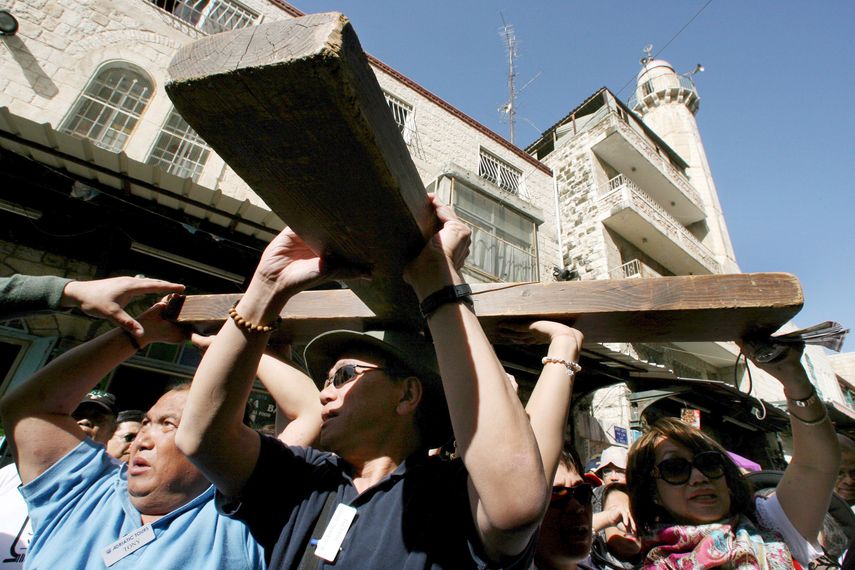 Cristianos participan en una procesión de Viernes Santo por la Vía Dolorosa en el casco viejo de Jerusalén. 