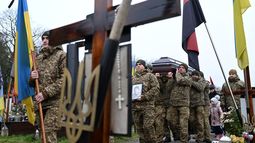 Soldados ucranianos trasladan el ataúd de un soldado caído en combate. Soldados ucranianos trasladan el ataúd de un soldado caído en combate.