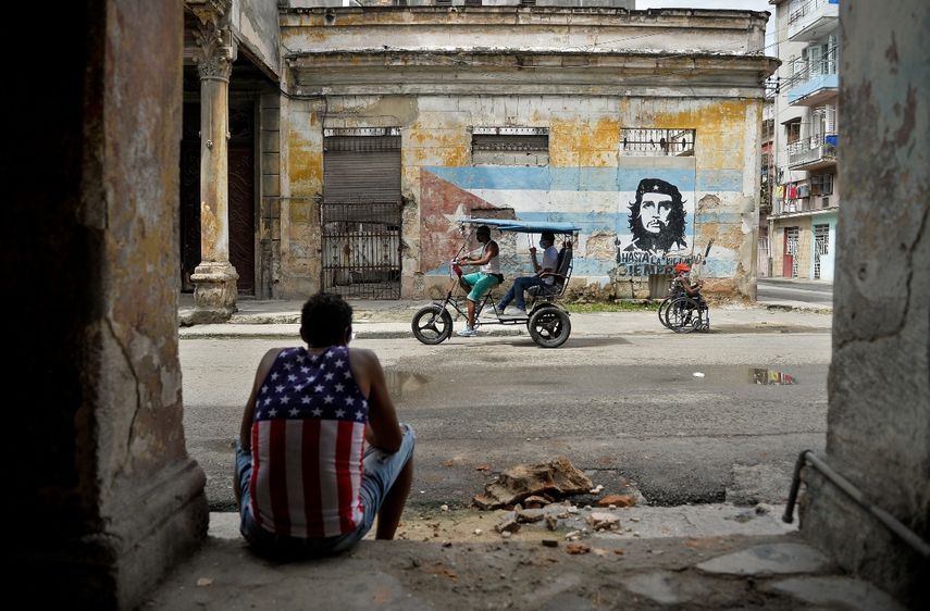 Un hombre vestido con una camiseta sin mangas con un diseño de la bandera de Estados Unidos descansa en La Habana el 21 de octubre de 2020, en medio de la pandemia del nuevo coronavirus COVID-19.