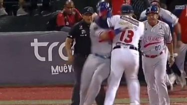 Momento en el que el exgrandeliga Asdrúbal Cabrera golpea al dominicano Carlos Castro al pasar por la primera base en un juego entre Tiburones de La Guaira y Caribes de Anzoátegui en la Liga Venezolana de Béisbol Profesional