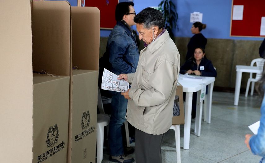 Un hombre asiste a ejercer su derecho al voto en Colombia.