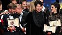 El director de cine sueco Ruben Ostlund posa en el escenario con su trofeo junto a otros ganadores, el director sueco Tarik Saleh (centro) y el actor surcoreano Song Kang-Ho después de ganar la Palma de Oro por la película Triangle of Sadness en la 75 edición del Festival de Cine de Cannes en Cannes, sur de Francia, el 28 de mayo de 2022.