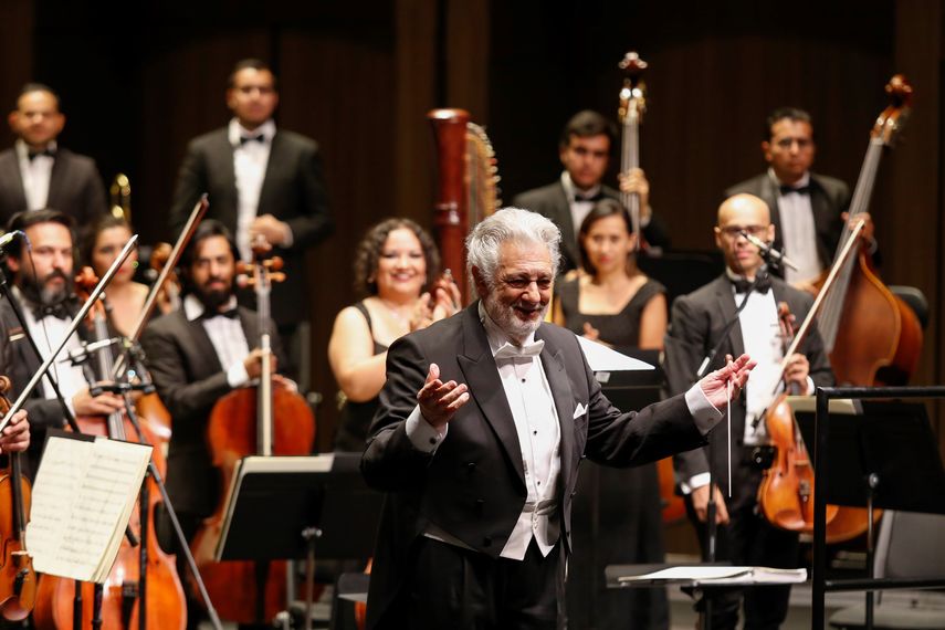 El tenor tuvo una participación especial en la gala al dirigir a la Orquesta Filarmónica de Jalisco, junto al director Allen Vladimir, luego de ser el padrino del Primer encuentro internacional de Zarzuela.