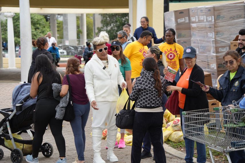 El artista Eduardo Antonio se sumó a la entrega de alimentos en Miami.