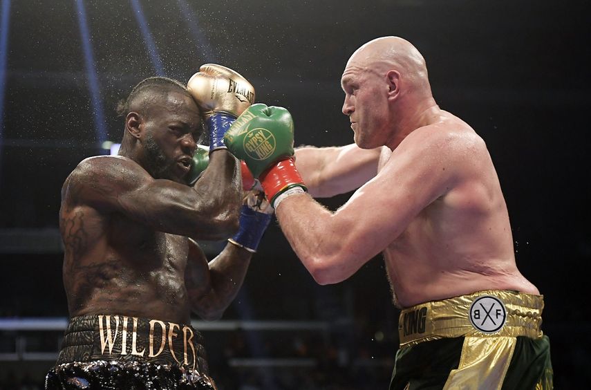 El ingl&eacute;s Tyson Fury (der.) se enfrenta a Deontay Wilder en Los Angeles, el 1ro de diciembre de 2018.
