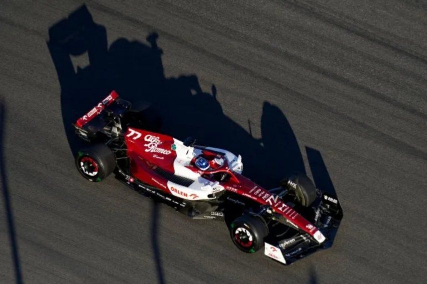 El piloto de Alfa Romeo, Valtteri Bottas, conduce su auto en una práctica para el Gran Premio de Estados Unidos de Fórmula 1, el 21 de octubre del 2022, en Austin, Texas.