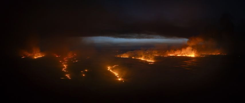 Vista del incendio forestal, a 16 de agosto de 2025, en Casar de Cáceres, Cáceres, Extremadura (España). El fuego que se originó entre las poblaciones de Casar de Cáceres y Arroyo de la Luz, en Extremadura, ha afectado a viviendas de la urbanización Viñas de la Mata. No se precisa cuántas casas se han visto afectadas por las llamas, pero muchas de ellas son viviendas habituales.