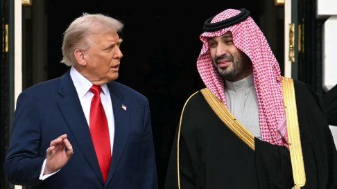 El presidente de Estados Unidos Donald J. Trump dialoga con el príncipe heredero saudita Mohamed bin Salmán en la Casa Blanca.