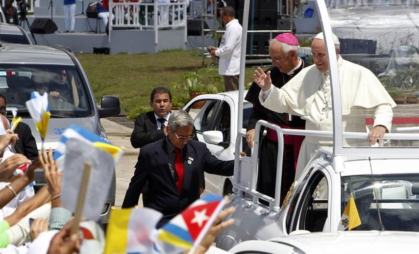 El papa Francisco ofreció una misa multitudinaria en Holguín, para continuar su gira por Cuba. (EFE)