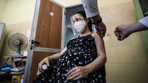 Una mujer embarazada  recibe una dosis de la vacuna cubana Abdala contra COVID-19, en una clínica en La Habana.