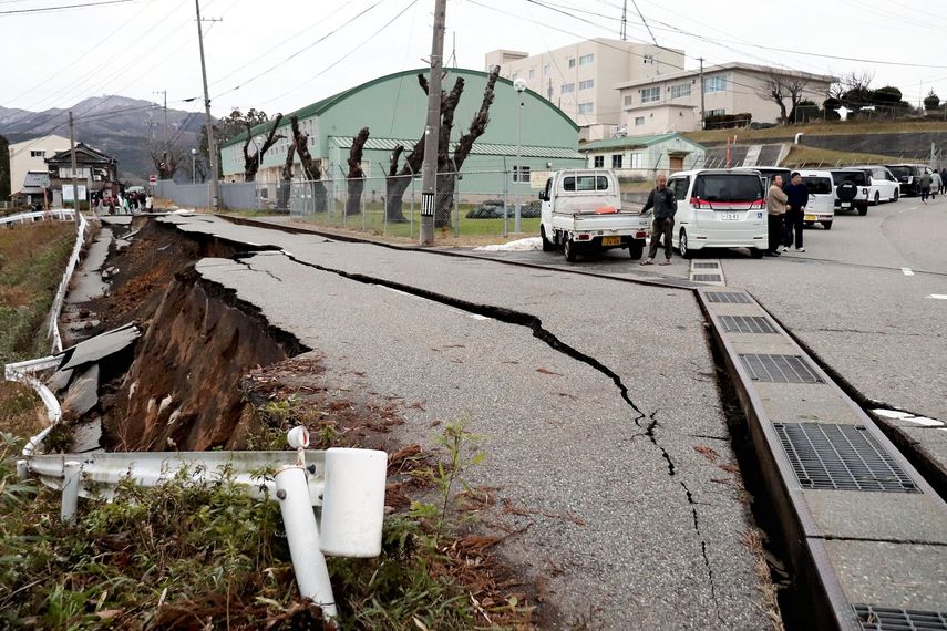 Grandes grietas en el pavimento después de una evacuación en la ciudad de Wajima, prefectura de Ishikawa, el 1 de enero de 2024, después de que un gran terremoto de magnitud 7,5 sacudiera la región de Noto en la prefectura de Ishikawa por la tarde. &nbsp;