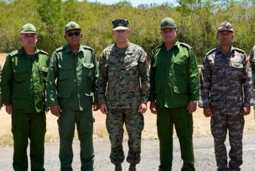 Esta foto muestra al jefe del Comando Sur, general Francis L. Donovan (centro); al jefe del Estado Mayor y primer viceministro de las Fuerzas Armadas Revolucionarias de Cuba (MINFAR), general Roberto Legra Sotolongo (segundo de la izquierda) y otros oficiales militares cubanos, durante su reunión en el perímetro de la Estación Naval de EEUU, en la Bahía de Guantánamo, Cuba, el 29 de mayo de 2026.
