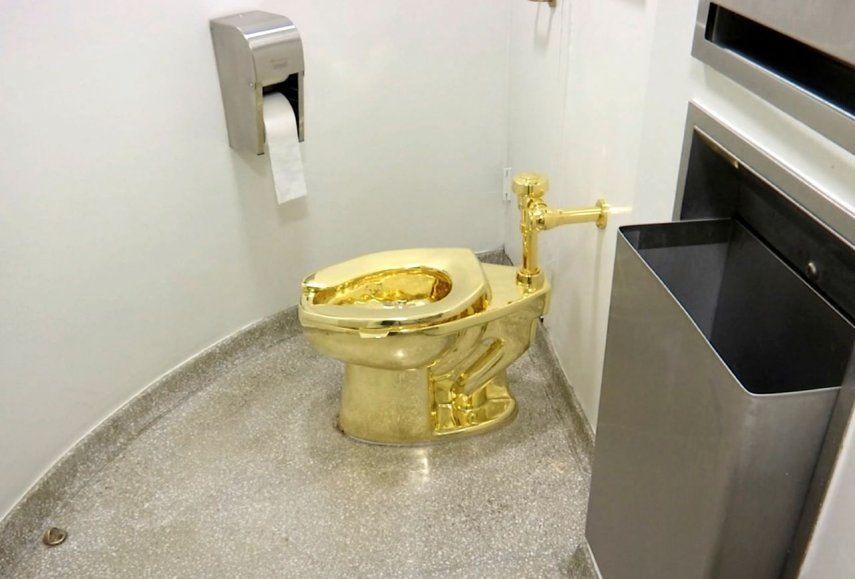 El retrete de oro de 18 quilates, parte de una obra de arte llamada America, del artista italiano Maurizio Cattelan, en el Museo Guggenheim de Nueva York.