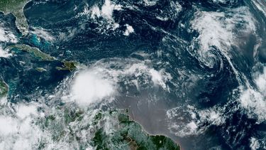 En una imagen satelital, proporcionada el lunes 21 de agosto de 2023 por la Oficina Nacional de Administración Oceánica y Atmosférica de Estados Unidos, se muestra la tormenta tropical Franklin al sur de la isla de la Española. 