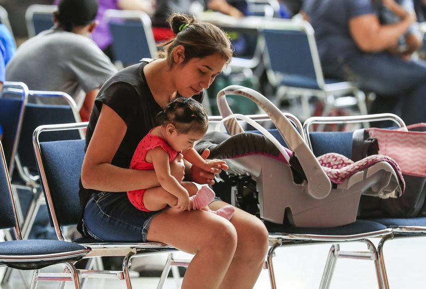 Una mujer con su niña permanecen sentadas en un área de asistencia médica de los servicios de la Cruz Roja para los damnificados del huracán Harvey en el Centro de Convenciones George R. Brown, en houston, Texas.