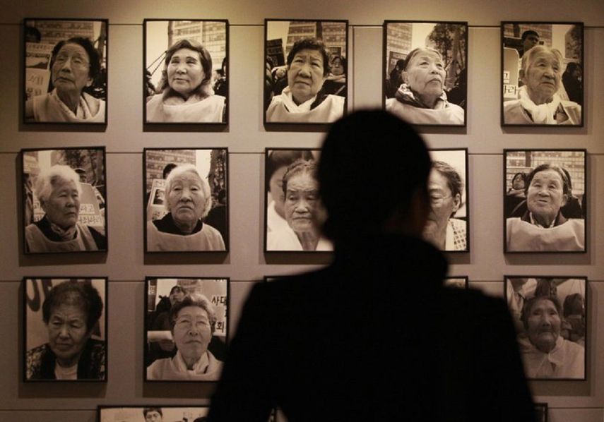Una visitante observa el 3 de febrero del 2014 fotos de mujeres de consuelo que fueron obligadas por Japón a trabajar como esclavas sexuales durante la Segunda Guerra Mundial. La muestra se encuentra en un asilo de ancianos y museo donde viven diez antiguas mujeres de consuelo en Toechon, Corea del Sur
