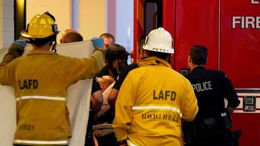 Un sospechoso que apuñaló a varias personas y se atrincheró en el interior de un hospital, es trasladado a una ambulancia tras ser sacado del centro médico, en Encino, California, el 3 de junio de 2022.