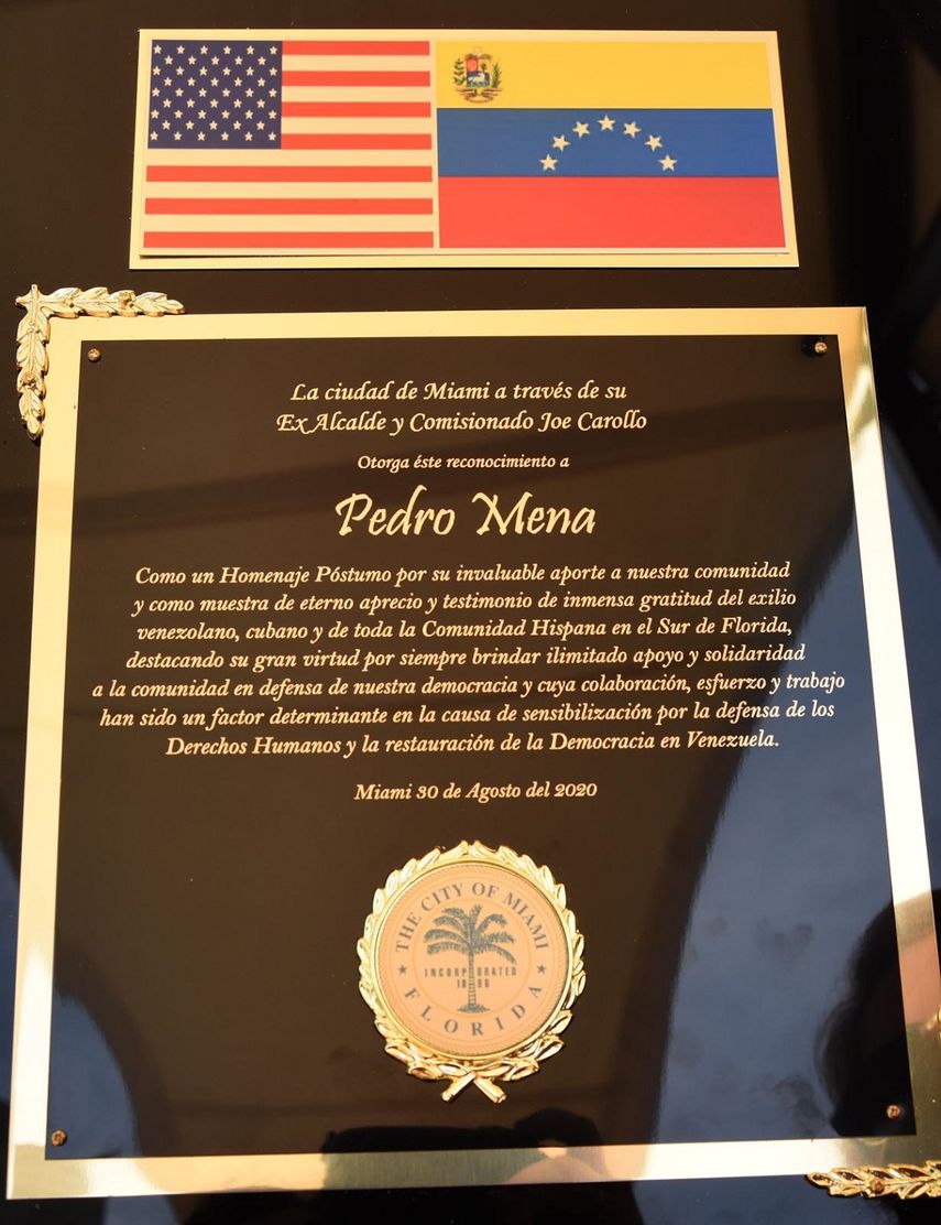 La placa de reconocimiento p&oacute;stumo a Pedro Mena.&nbsp;