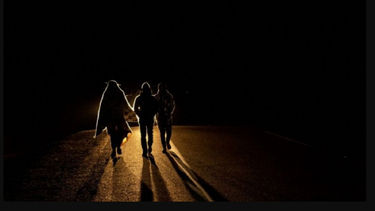 El migrante venezolano Rubi Alexander G. (L) y amigos caminan bajo temperaturas frías de noche por la carretera que une Colchane con Iquique, luego de cruzar desde Bolivia, en Huara, Chile, el 17 de febrero de 2021. Cruzando las tierras altas de la frontera entre Bolivia y Chile a pie es la parte más difícil del viaje que atraviesan los migrantes venezolanos en su camino hacia Iquique o Santiago.