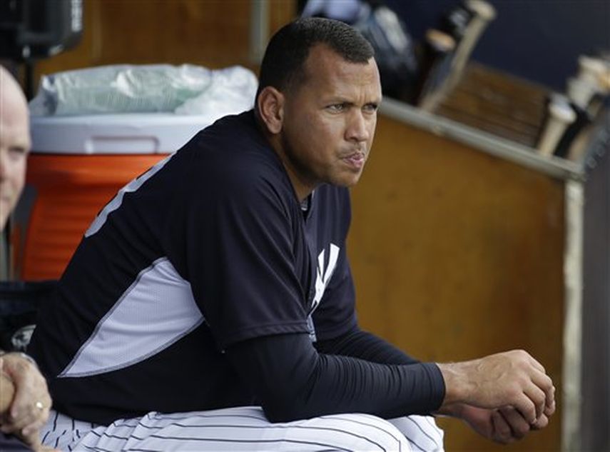 Rodríguez mira una de las prácticas del equipo en Tampa. (AP)