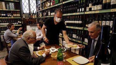 Un mesero atiende a dos comensales en un restaurante del centro de Roma, el martes 1 de junio de 2021.&nbsp;