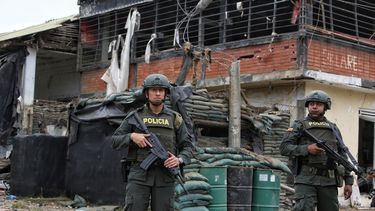 Un oficial de policía con equipo pesado de combate toma posición cerca de una comisaría de policía, Cauca, Colombia.