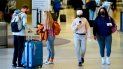 Viajeros son mascarillas como precaución contra la propagación del coronavirus caminan por la terminal del Aeropuerto Internacional de Filadelfia el martes 19 de abril de 2022. 