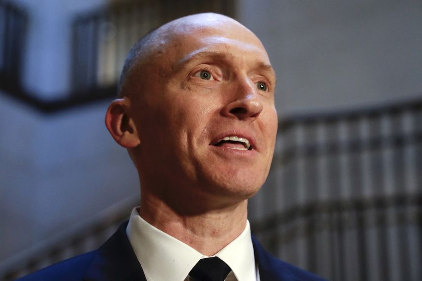 En imagen de archivo del 2 de noviembre de 2017, Carter Page, un asesor de pol&iacute;tica exterior para la campa&ntilde;a electoral de Donald Trump de 2016, habla con los reporteros tras un d&iacute;a de interrogatorios del Comit&eacute; de Inteligencia de la C&aacute;mara de Representantes, en el Capitolio, en Washington. (AP Foto/J. Scott Applewhite)