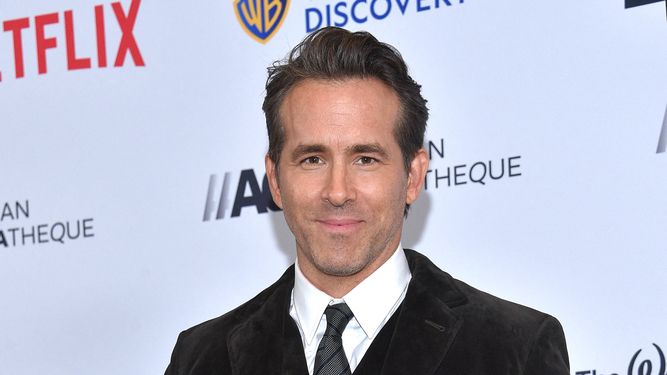 El actor canadiense-estadounidense Ryan Reynolds posa con su premio mientras asiste a la 36 ceremonia anual de la Cinemateca Americana en el Beverly Hilton Hotel, California, el 17 de noviembre de 2022.