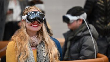 Los clientes se prueban las gafas Apple Vision Pro durante el lanzamiento del producto en la Apple Store de la ciudad de Nueva York el 2 de febrero de 2024. Las Vision Pro, de 3.499 dólares del gigante tecnológico, son su primer lanzamiento importante desde el Apple Watch hace nueve años.
