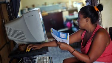 Una mujer intenta conectarse a&nbsp;internet&nbsp;en su casa en La Habana, Cuba, el miércoles 4 de enero de&nbsp;2017.
