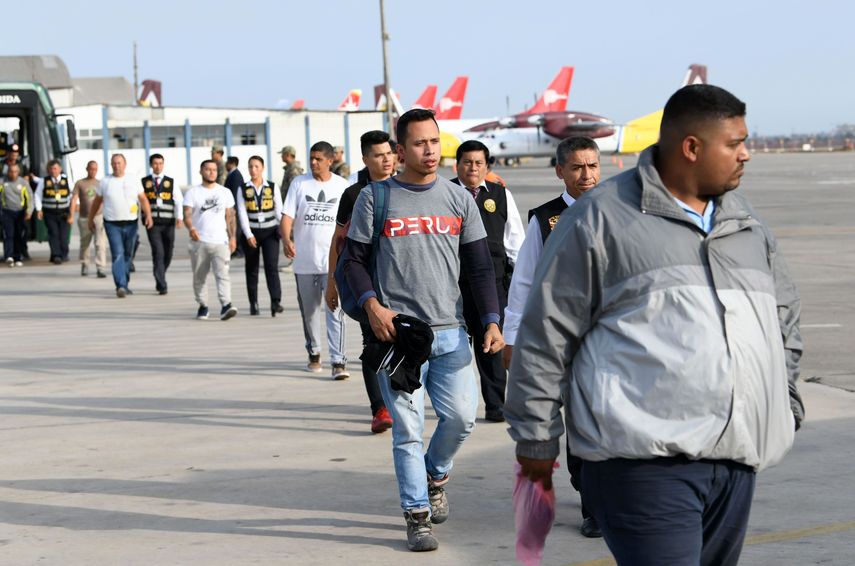 &nbsp;las autoridades peruanas expulsaron en un avión de la Fuerza Aérea a ungrupo de venezolanos que habían ingresado al país con información falsificada para ocultar sus antecedentes delictivos.