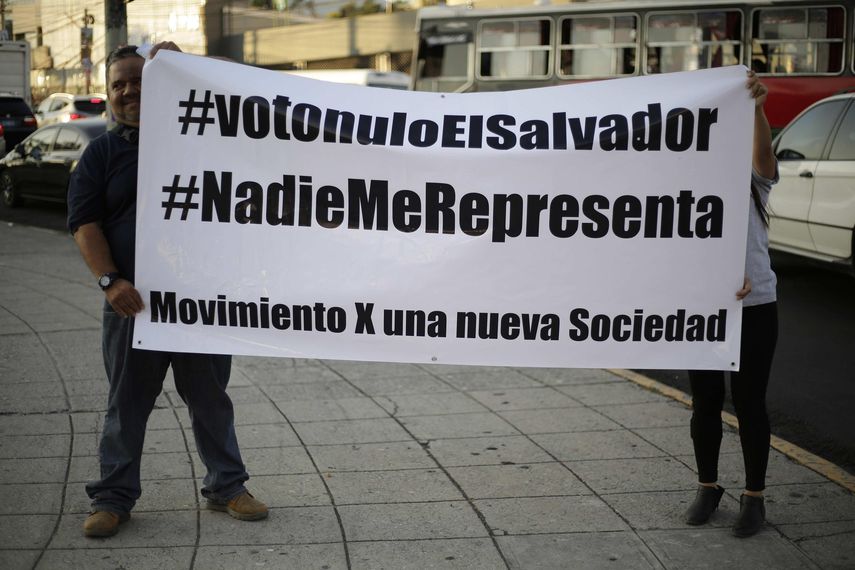Varios ciudadanos protestan a favor de anular el voto en El Salvador.&nbsp;