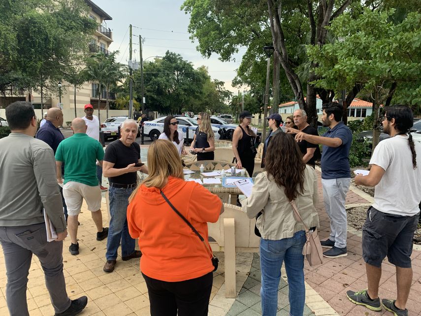 El grupo&nbsp;Take Back Our City recolecta firmas de votantes en un parque de Miami.