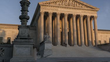 Una vista del frente del edificio que acoge la Corte Suprema de Justicia de Estados Unidos.