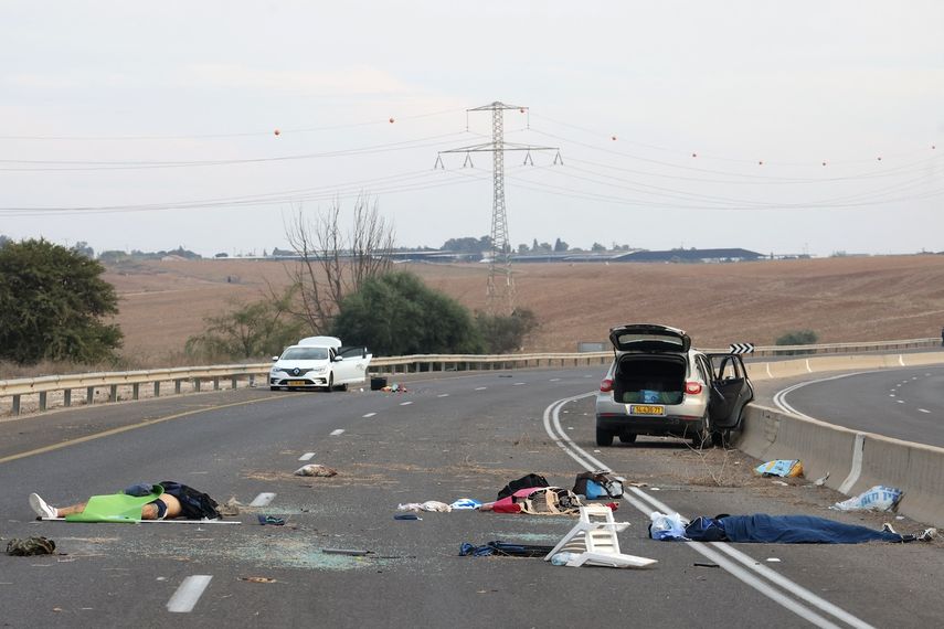 Cadáveres yacen en una carretera principal cerca del kibutz Gevim, Israel, cerca de la frontera con Gaza el 7 de octubre de 2023.&nbsp; &nbsp;