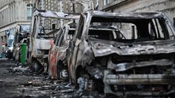 Así quedaron los vehículos quemados durante las protestas por el alto costo de vida, en la calle de París, foto tomada el 18 de octubre de 2026.