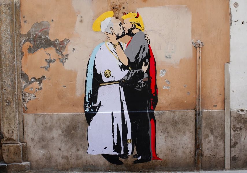 La obra está firmada por TVBoy, que se cree es el apodo del artista callejero italiano Salvatore Benintende.