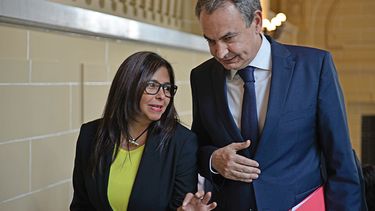 La entonces canciller de Venezuela Delcy Rodríguez y el expresidente José Luis Rodríguez Zapatero en un pasillo de la OEA en Washington el 21 de junio de 2016&nbsp;