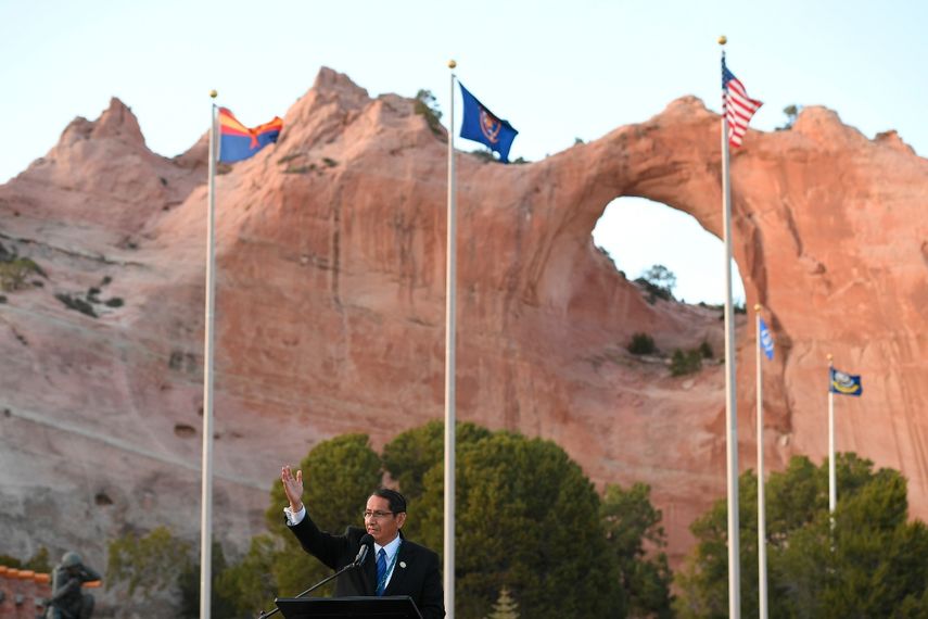 El presidente de la Nación Navajo Jonathan Nez habla en un discurso radial en Window Rock, Arizona, el 22 de abril del 2021. La Nación Navajo tiene por amplio margen la mayor área de tierras de cualquier tribu indígena en Estados Unidos. Ahora, tiene también la mayor población.Los navajos clamaron para registrar o corregir sus registros cuando la tribu ofreció pagos de ayuda del paquete federal de asistencia por coronavirus del año pasado. Eso elevó las filas de la tribu de 306.000 a casi 400.000 ciudadanos