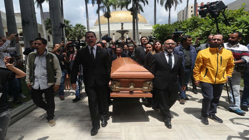 Diputados de la Asamblea Nacional (AN) de Venezuela cargan el féretro con el cuerpo del concejal Fernando Albán Salazar.