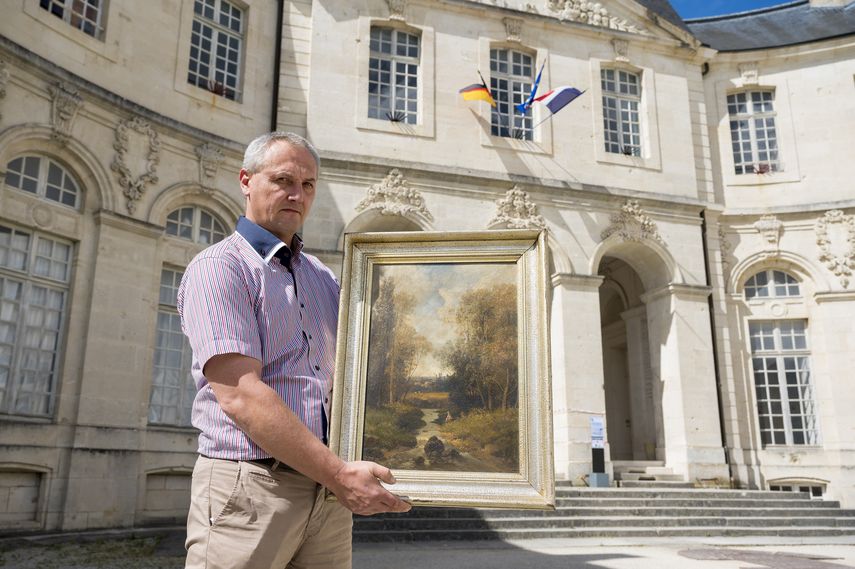 Philippe Hansch director del&nbsp; Centro Mundial de la Paz de Verdun muestra un cuadro del pintor franc&eacute;s Nicolas Rousseau que Francia recuper&oacute;.&nbsp;